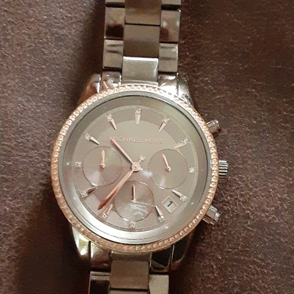 Micheal Kors womens watch - Picture 2 of 3